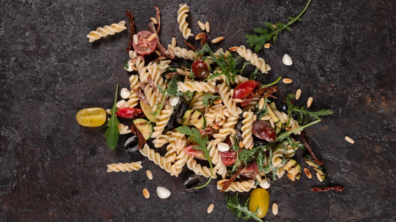Fusillisalat mit Mozzarellaperlen und Grillgemüse Fusillisalat mit Mozzarellaperlen und Grillgemüse