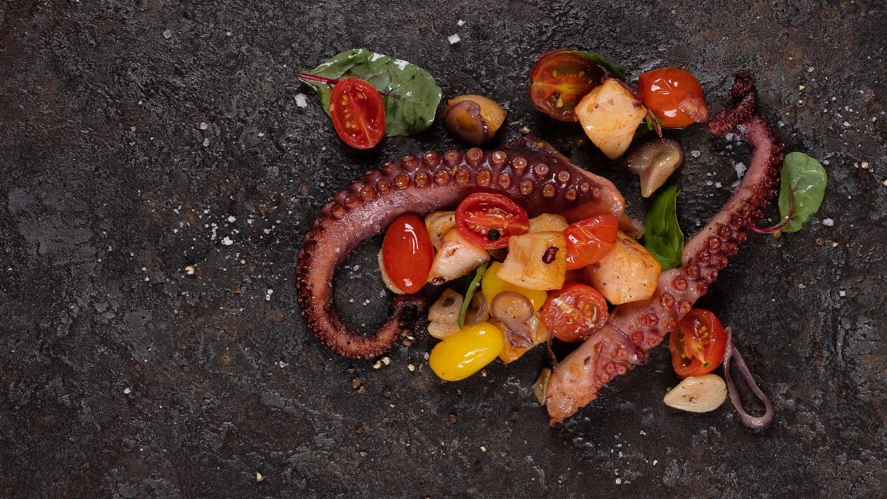 Poulpe sauté aux tomates-cerises et feuilles de betteraves rouges