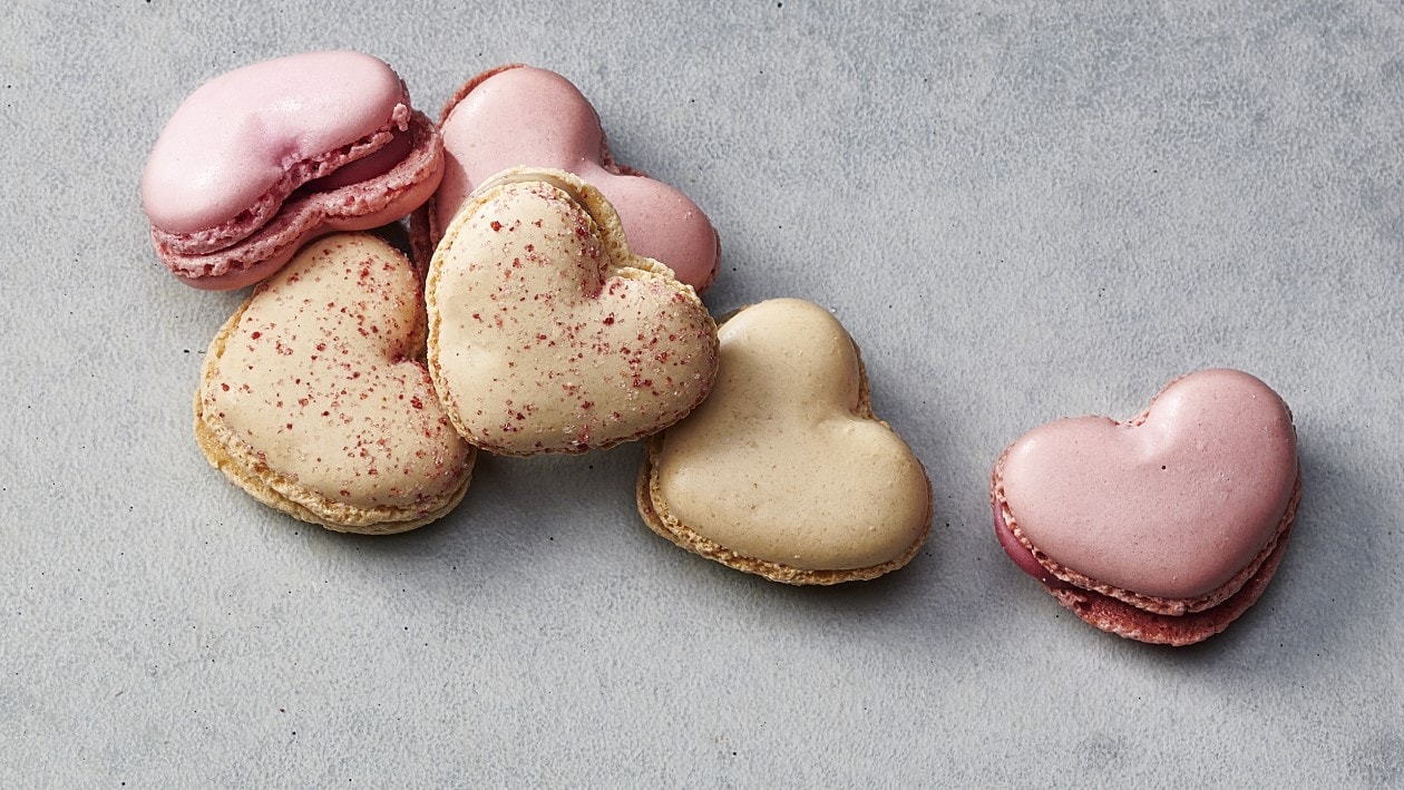 Coeurs de macaron farcis aux framboises à emporter Coeurs de macaron farcis aux framboises à emporter