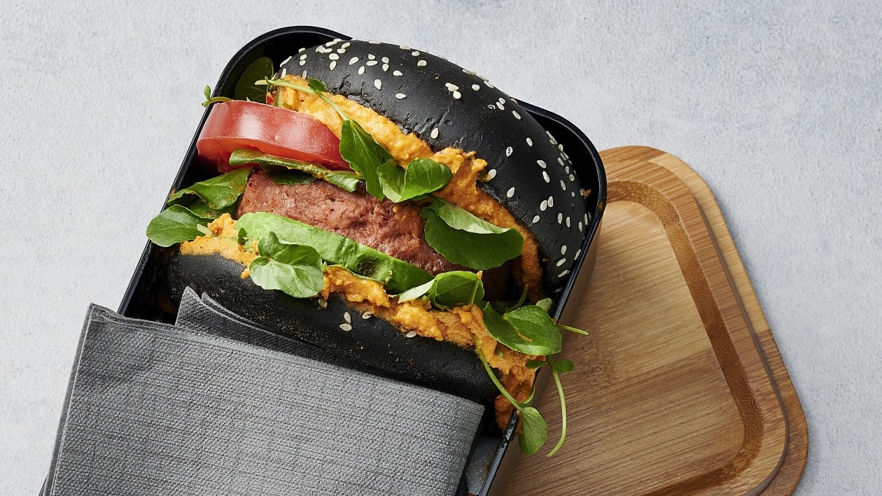 Veganer Raw Burger im Black Bun to go Veganer Raw Burger im Black Bun to go