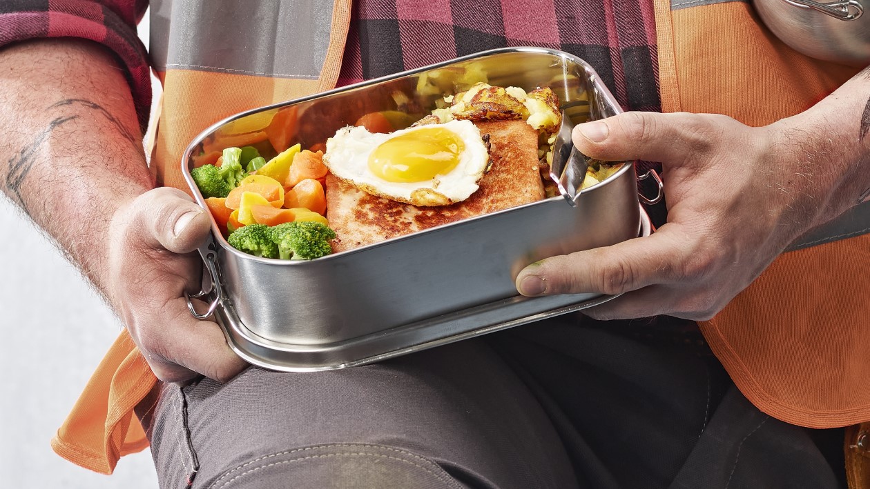 Fromage d'Italie grillé, rösti avec oeuf au plat et légumes, à emporter Fromage d'Italie grillé, rösti avec oeuf au plat et légumes, à emporter