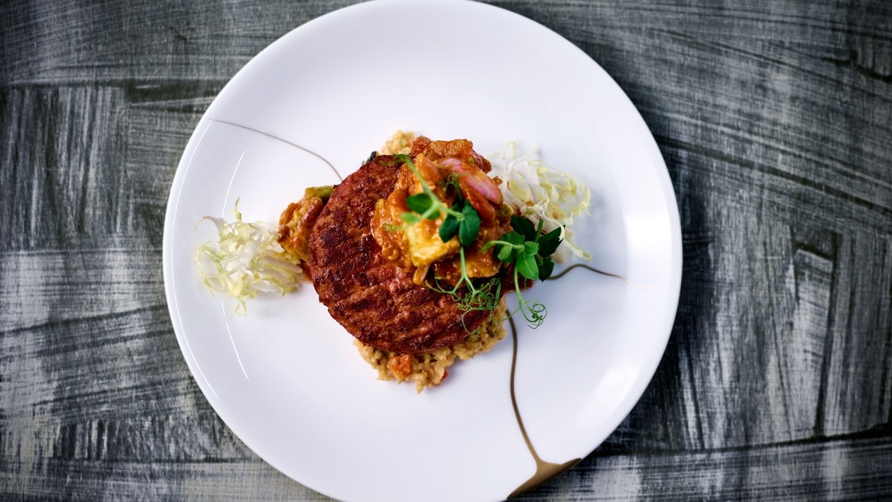 Sauce aux avocats et tomates, salade de couscous épicée et burger végétarien Sauce aux avocats et tomates, salade de couscous épicée et burger végétarien