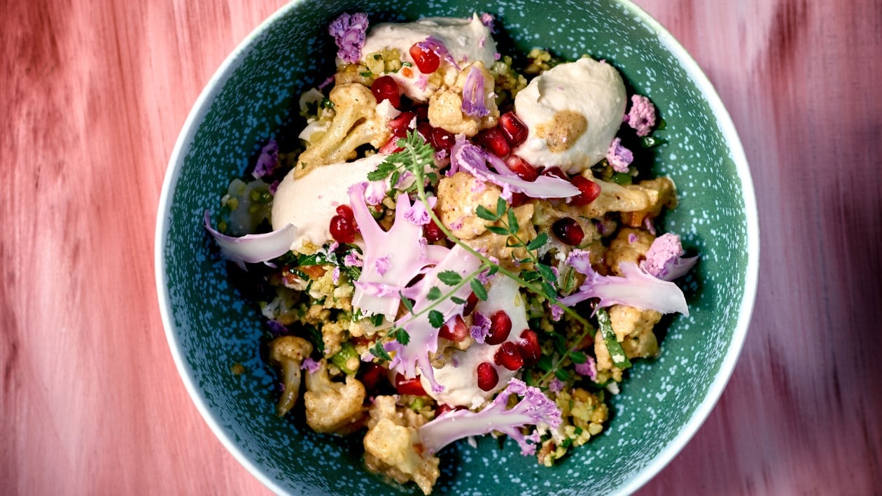Chou-fleur avec houmous et salade de taboulé