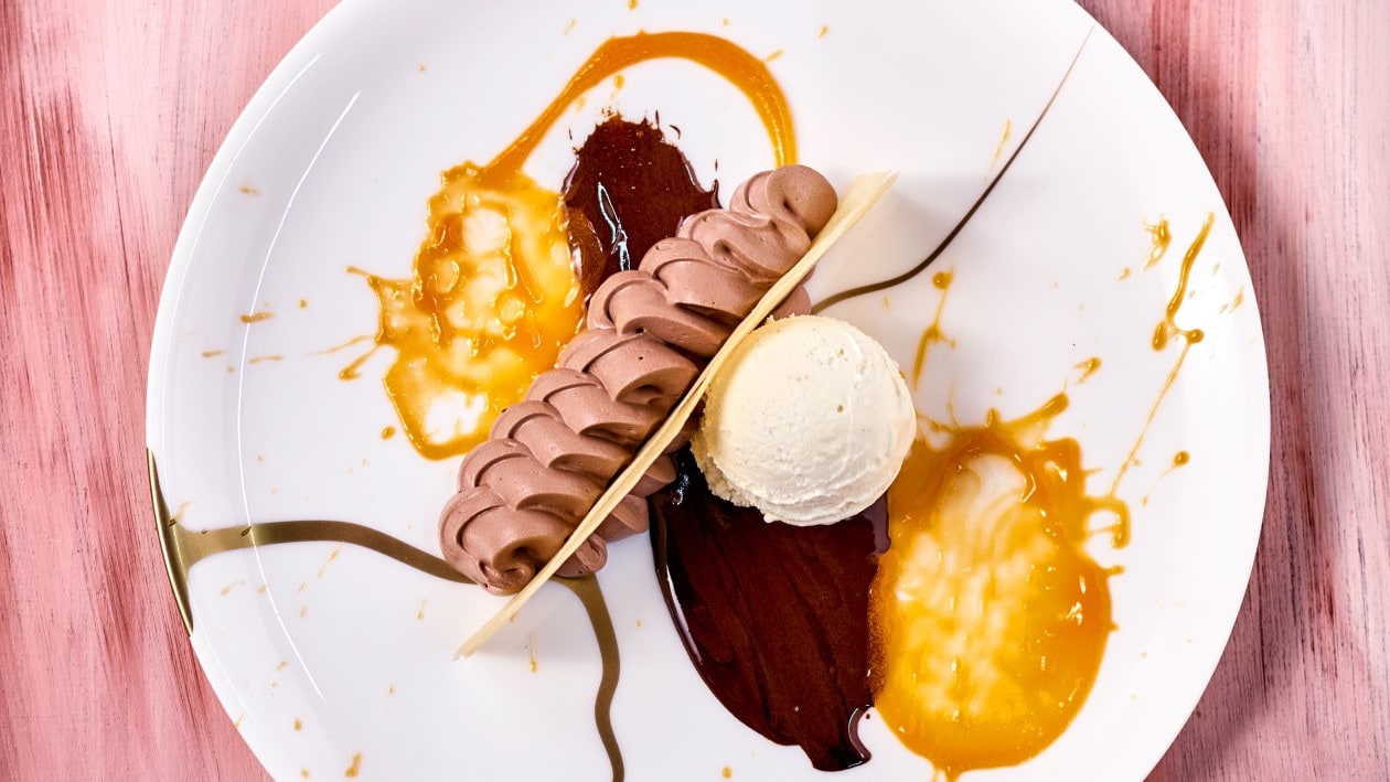 Espresso-Mousse mit Lemon Curd, Rosmarin und Vanilleglace Espresso-Mousse mit Lemon Curd, Rosmarin und Vanilleglace