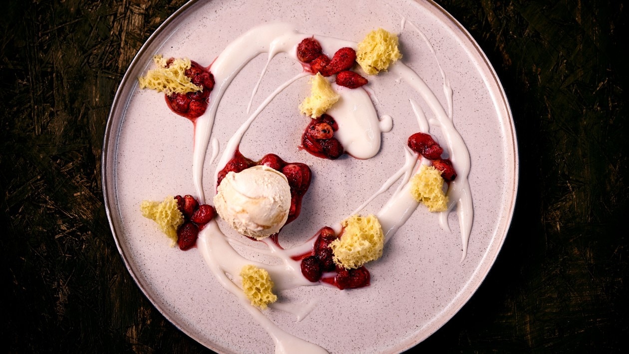 Pain au miel, mousse de lait de soja, fraises au poivre de Tasmanie et glace Carte D'Or toffee