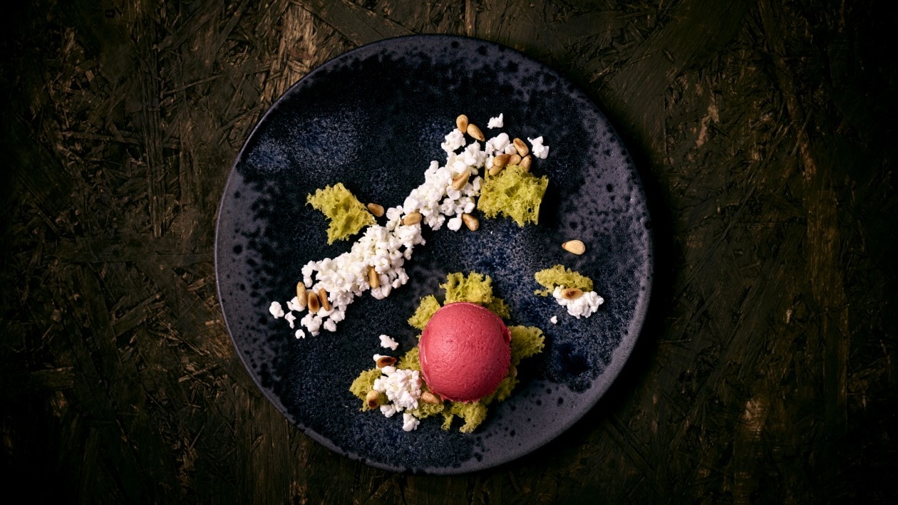 Fromage frais, pignons,pain aux petits pois et sorbet au Kirsch Fromage frais, pignons,pain aux petits pois et sorbet au Kirsch