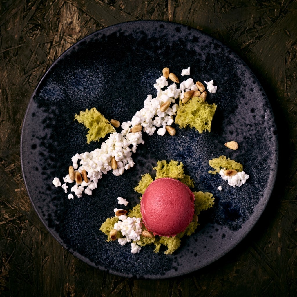 Fromage frais, pignons,pain aux petits pois et sorbet au Kirsch