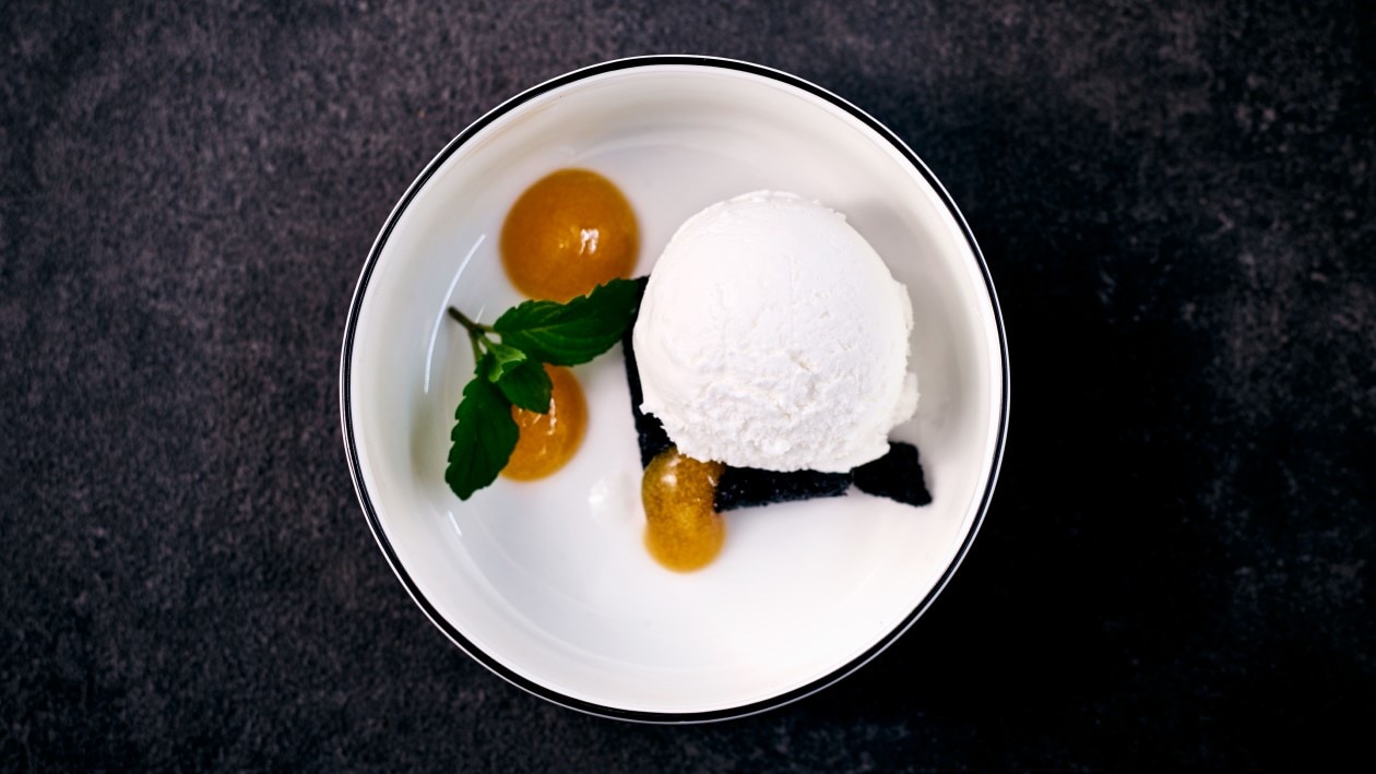 Gelée de fruits de la passion au sorbet à la noix de coco et sésame noir Gelée de fruits de la passion au sorbet à la noix de coco et sésame noir