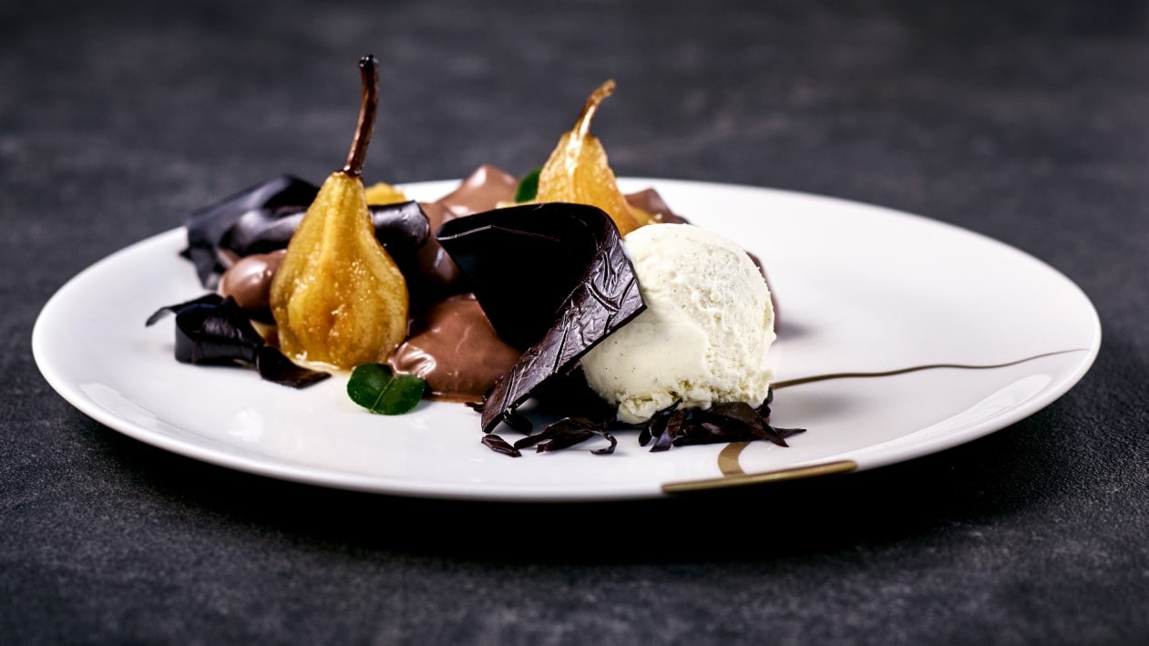 Poires pochées, gâteau aux amandes, manteau de chocolat et glace vanille