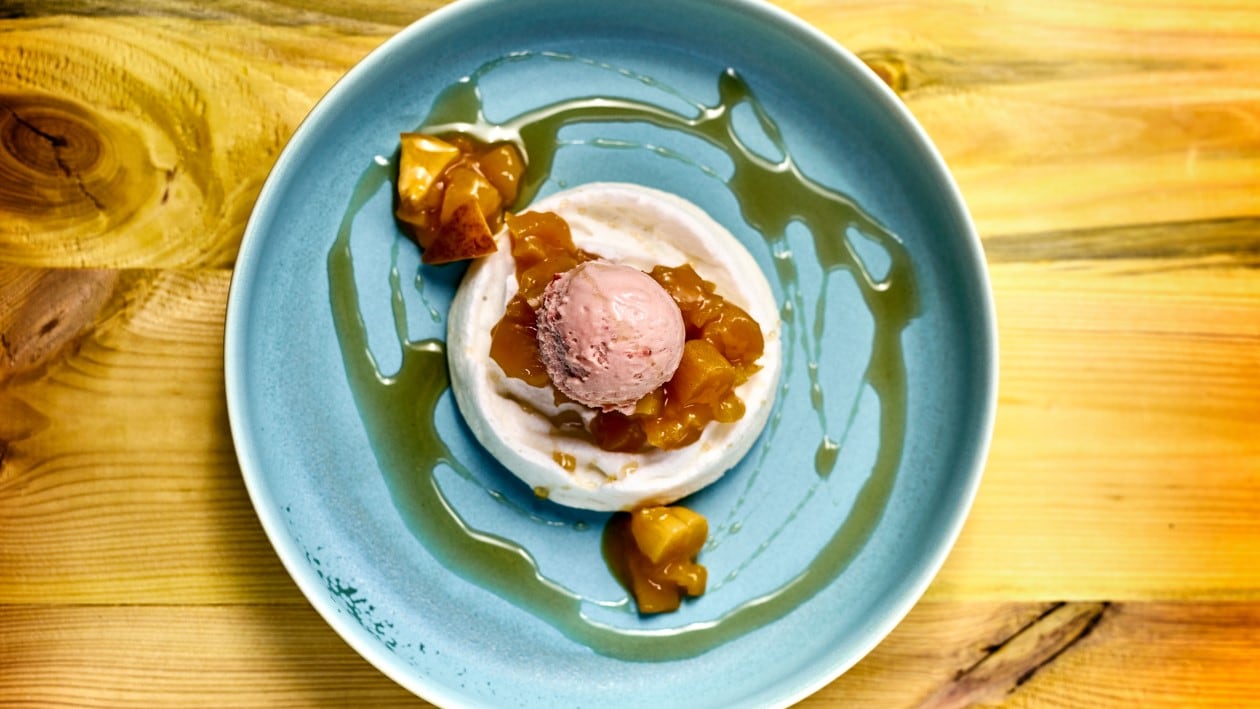 Meringue aux pêches et abricots et une boule de glace fraise –  