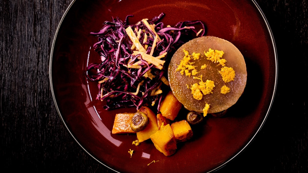 Raw Burger mit Orange dazu Pfannengemüse und Rotkohlsalat mit Kaki Raw Burger mit Orange dazu Pfannengemüse und Rotkohlsalat mit Kaki