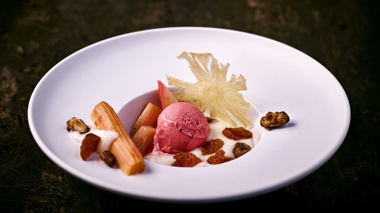 Riz au lait à la rhubarbe et aux amandes, sorbet Carte d'Or à la framboise Riz au lait à la rhubarbe et aux amandes, sorbet Carte d'Or à la framboise