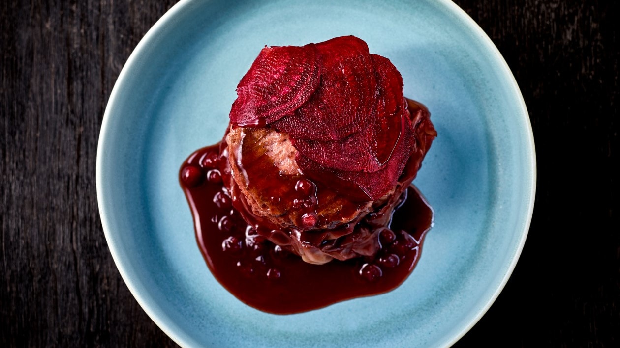 Chou pointu et galette de betteraves rouges et cerises, sauce aux airelles à la cannelle et son burger végétarien Chou pointu et galette de betteraves rouges et cerises, sauce aux airelles à la cannelle et son burger végétarien