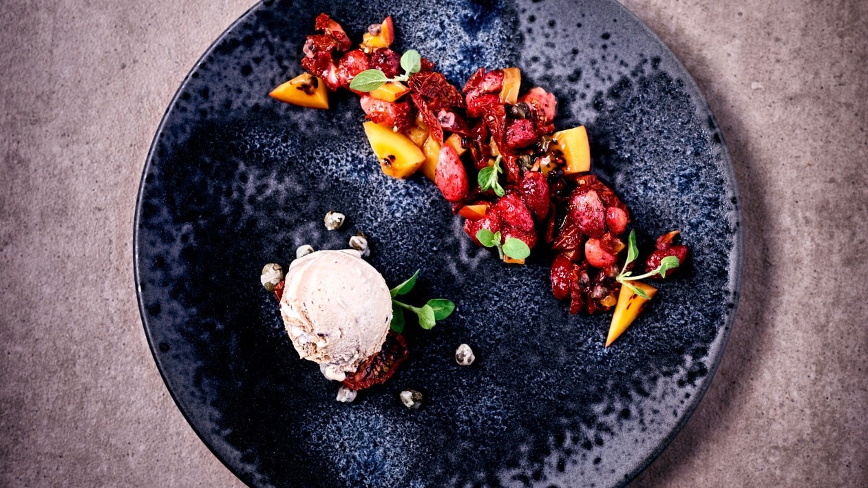 Tomates, fraises, câpres avec glace Carte d'Or aux noix Tomates, fraises, câpres avec glace Carte d'Or aux noix