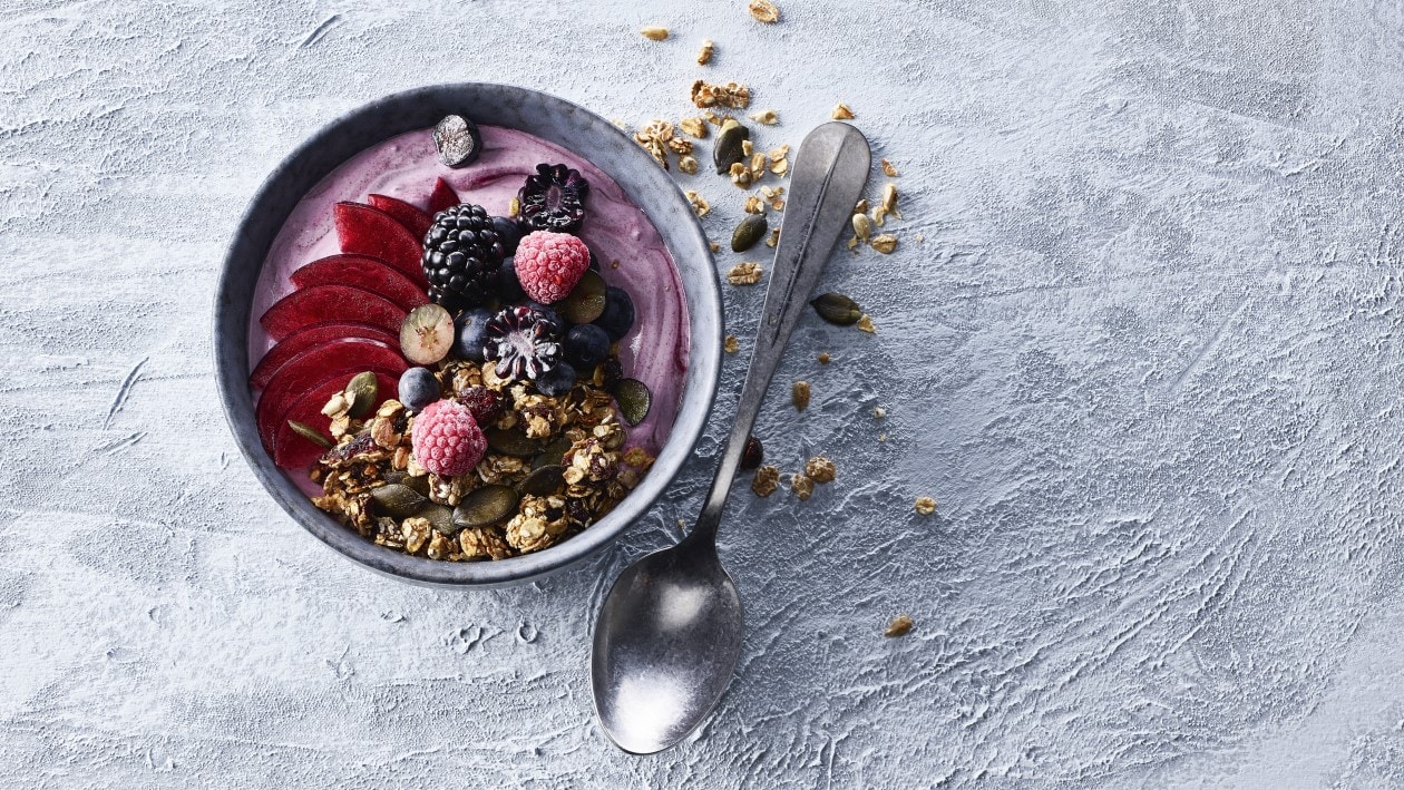 Granola-Müesli mit Mango, Flocken und Hanfsamen Granola-Müesli mit Mango, Flocken und Hanfsamen