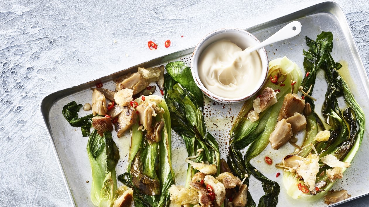 Pak Choi mit gezupften Brot-Croutons und Enokipilze Pak Choi mit gezupften Brot-Croutons und Enokipilze