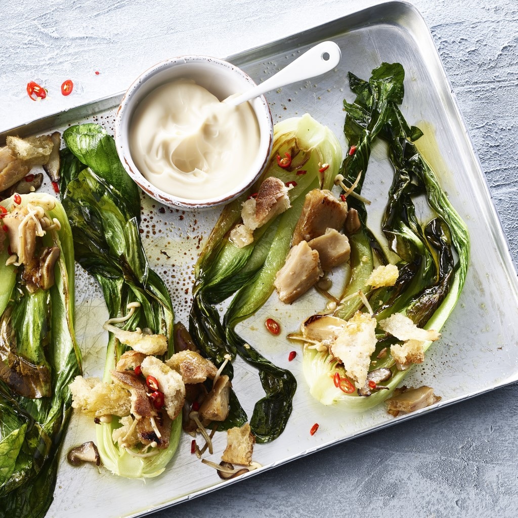 Pak choi aux croûtons de pain effiloché et champignons enoki