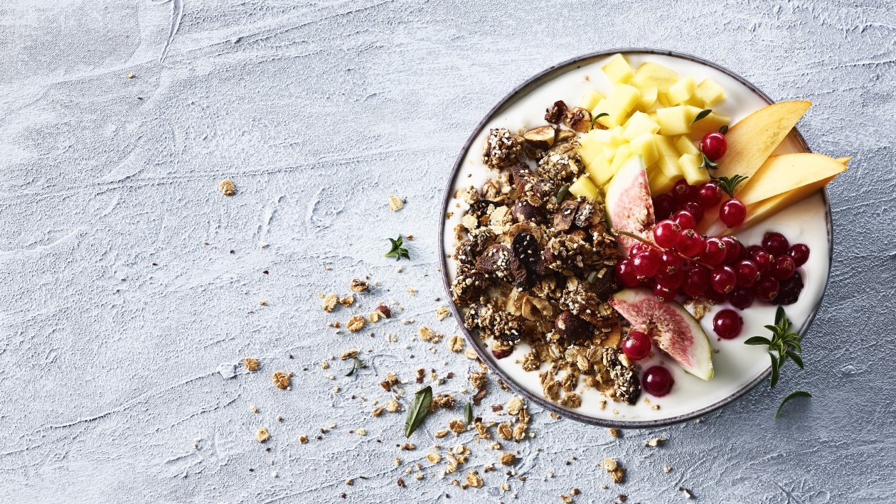 Granola-Müesli aus Datteln, Aprikosen, Haselnüssen, Chiasamen und Flocken