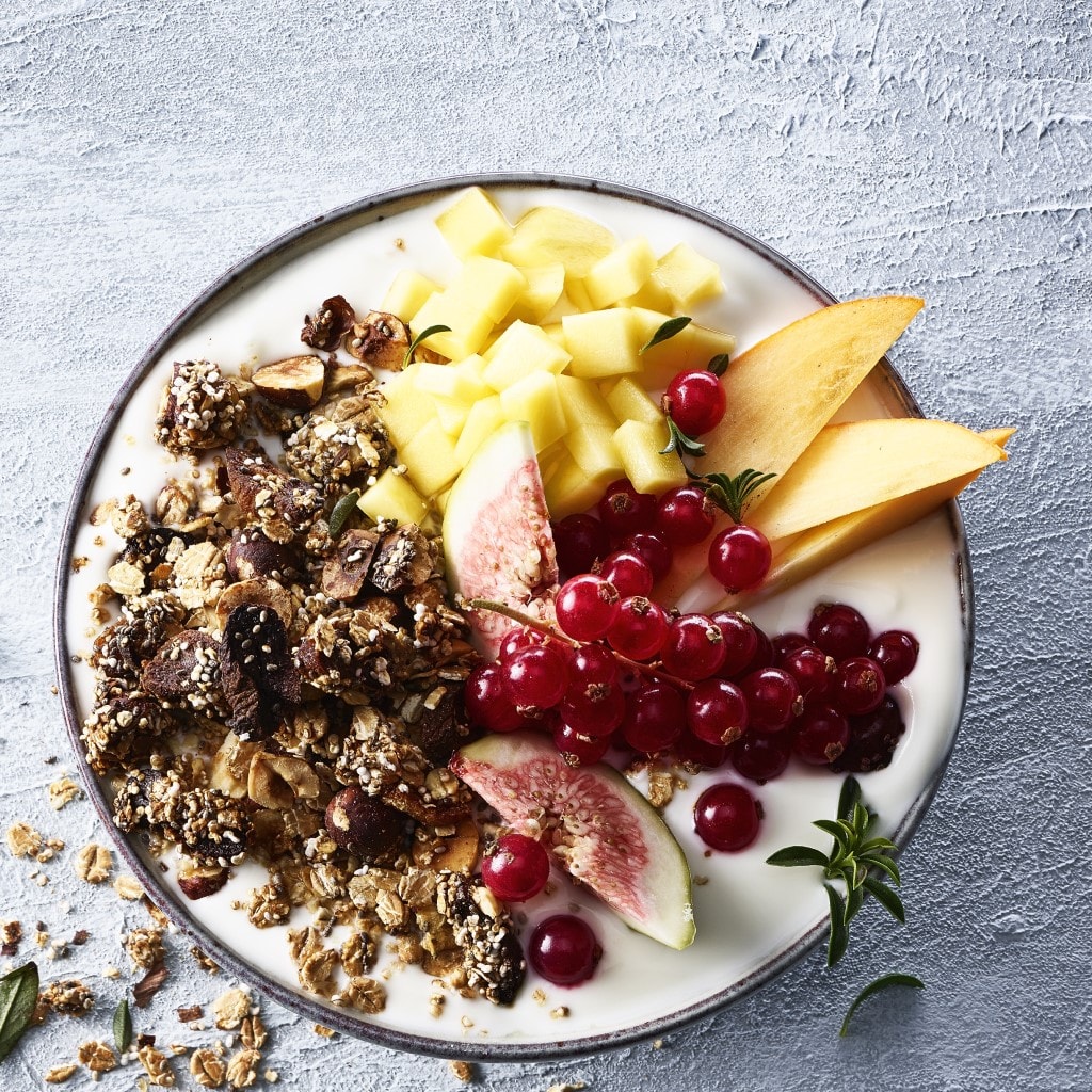Müesli-granola aux dattes, abricots, noisettes, graines de chia et flocons