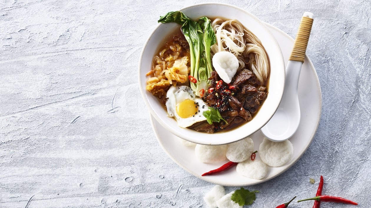 Soupe de nouilles ramen, émincé de poulet végane et oeuf de caille Soupe de nouilles ramen, émincé de poulet végane et oeuf de caille