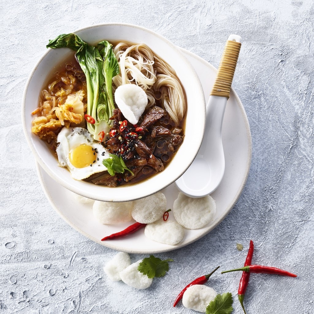 Soupe de nouilles ramen, émincé de poulet végane et oeuf de caille