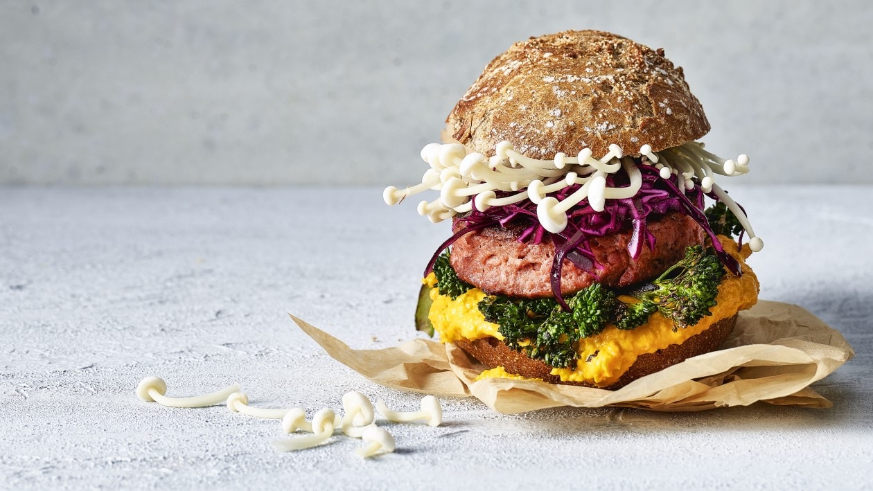 Veganer Raw Burger mit wildem Broccoli und Süsskartoffel