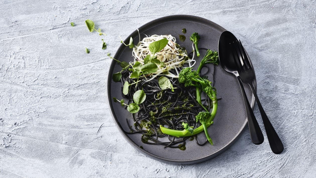 Nouilles noires au brocoli sauvage et salsifis Nouilles noires au brocoli sauvage et salsifis
