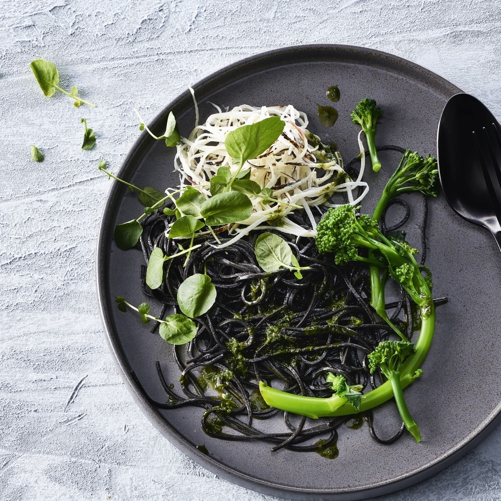 Nouilles noires au brocoli sauvage et salsifis