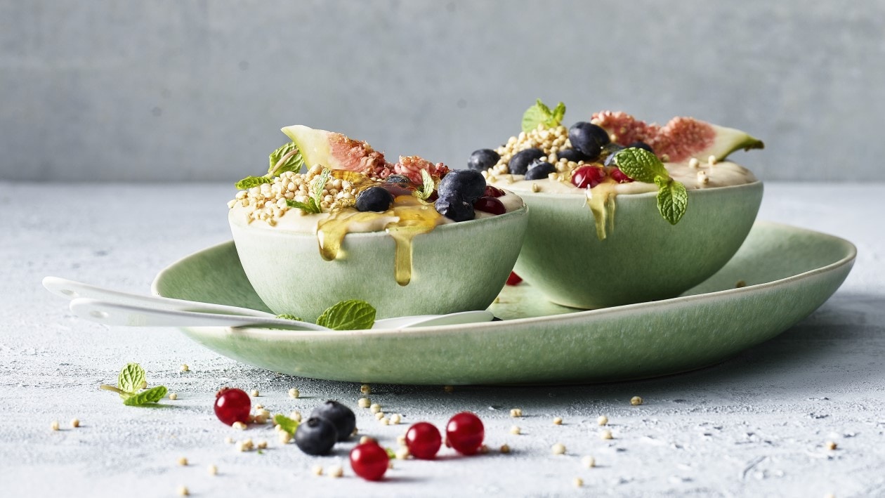 Granola-Müesli aus Cranberrys mit verschiedenen Flocken und Kernen Granola-Müesli aus Cranberrys mit verschiedenen Flocken und Kernen