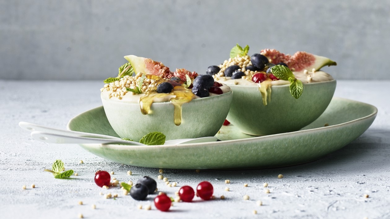 Granola-Müesli aus Cranberrys mit verschiedenen Flocken und Kernen