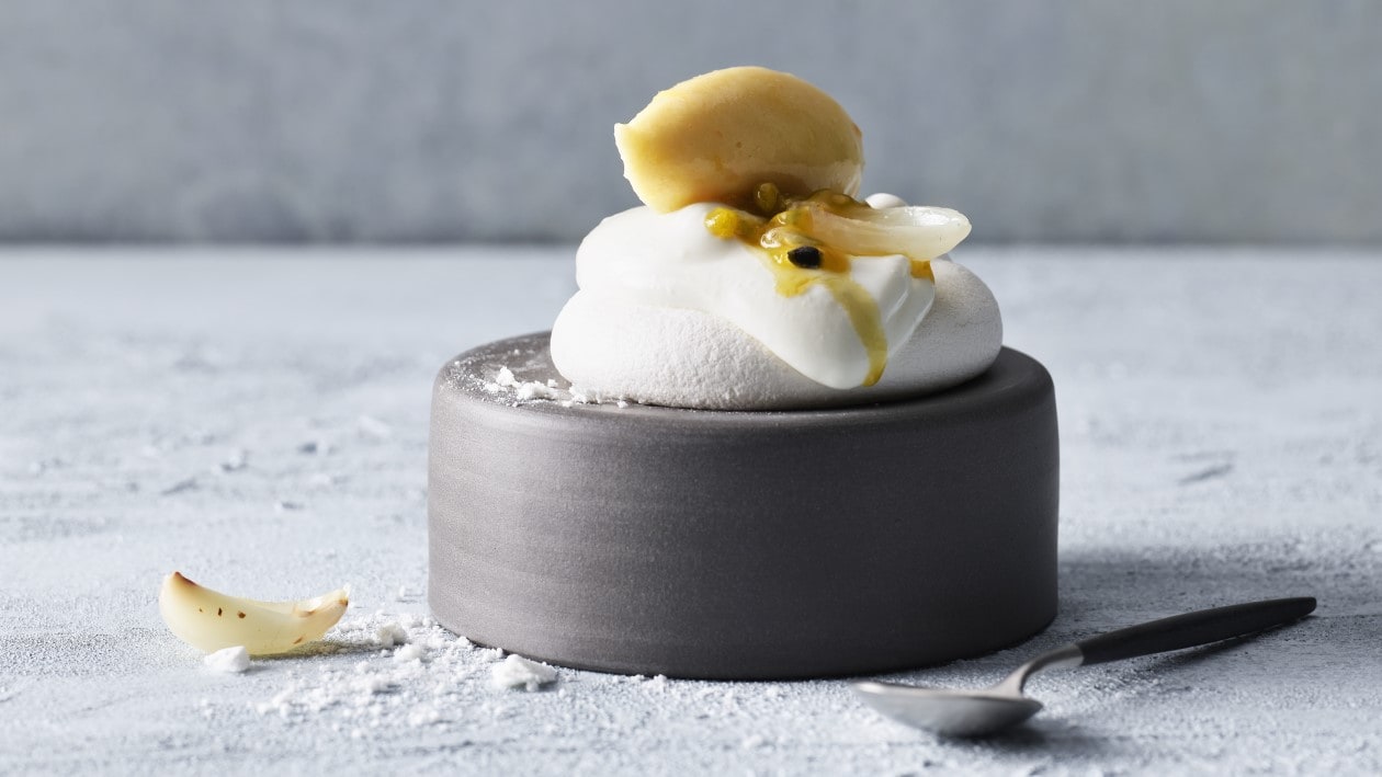 Pavlova végane au sorbet de fruits de la passion Pavlova végane au sorbet de fruits de la passion