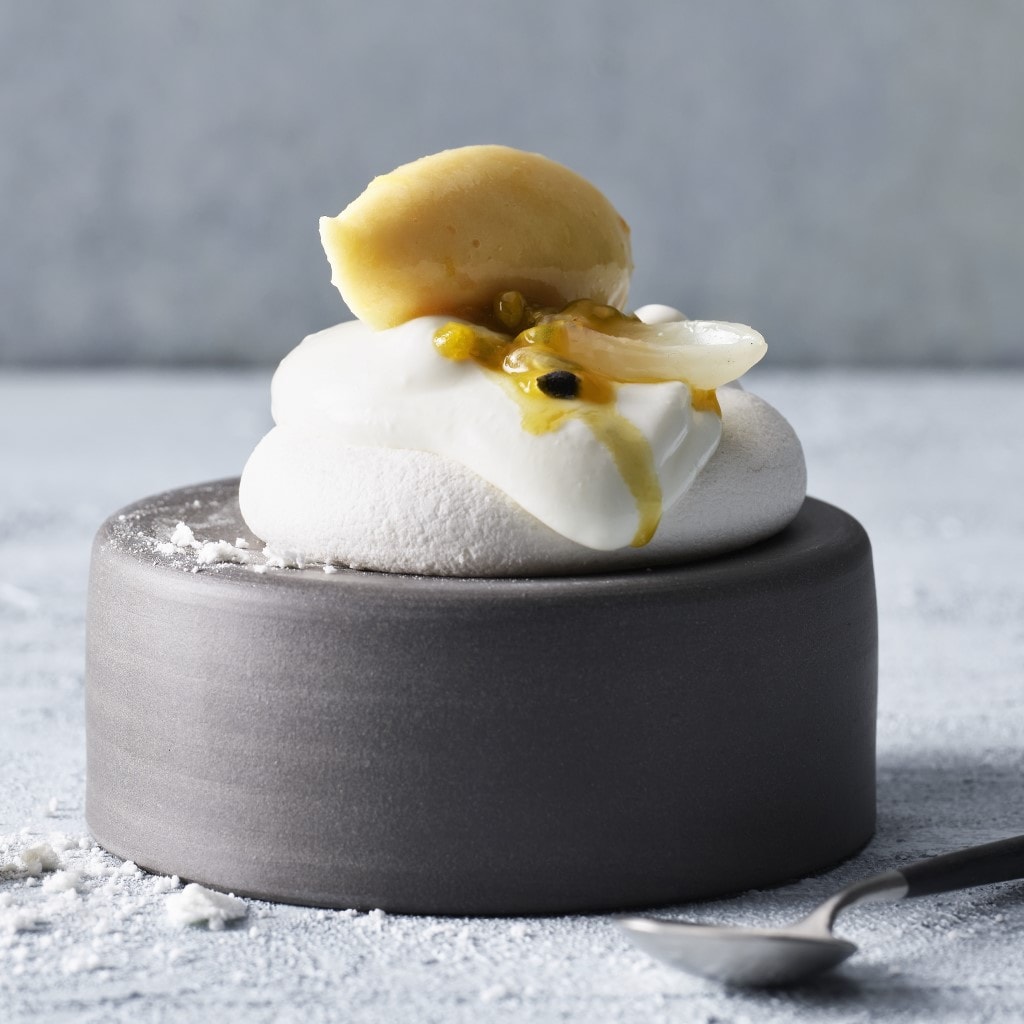 Pavlova végane au sorbet de fruits de la passion