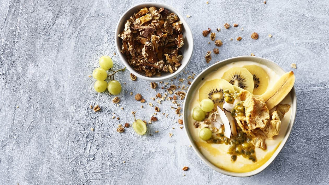 Bananen-Joghurt mit verschiedenen gelben Früchten Bananen-Joghurt mit verschiedenen gelben Früchten