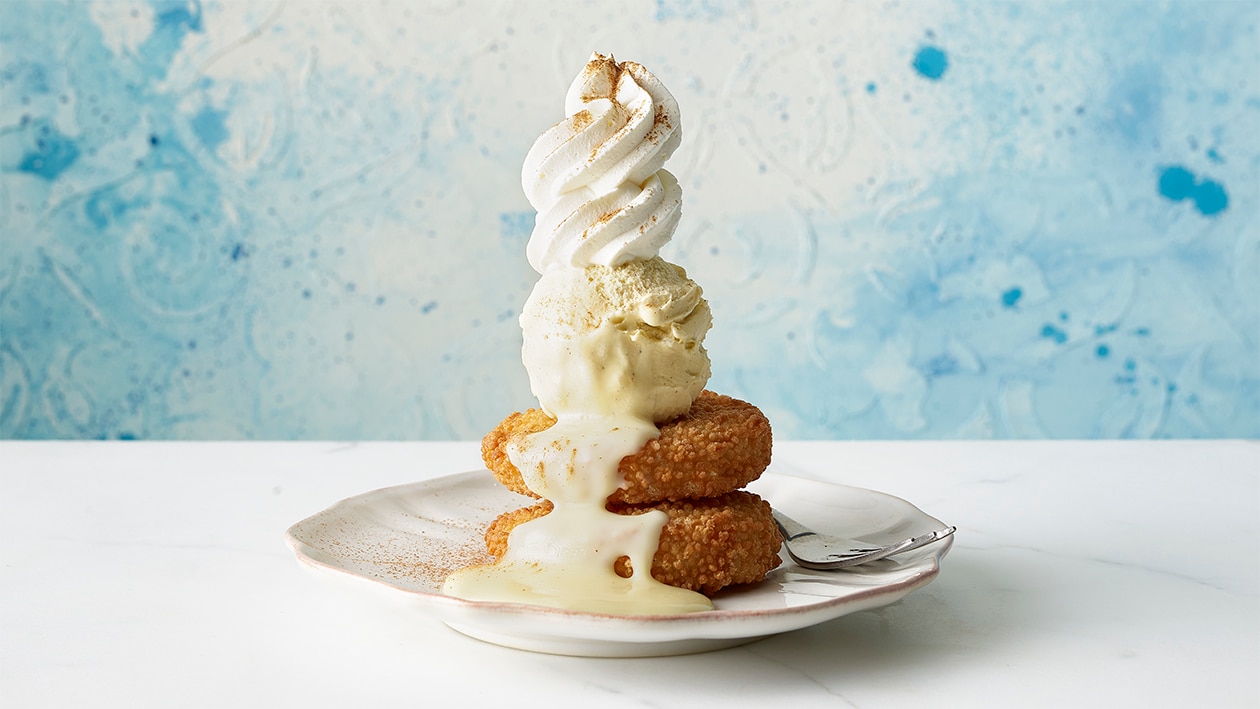 Beignets de pommes, sauce et glace à la vanille