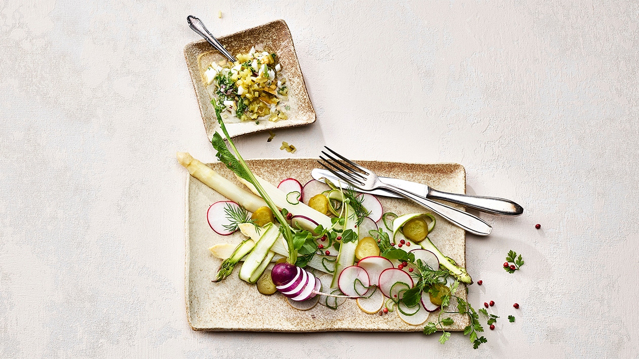 Salade colorée aux asperges et vinaigrette aux oeufs et cornichon