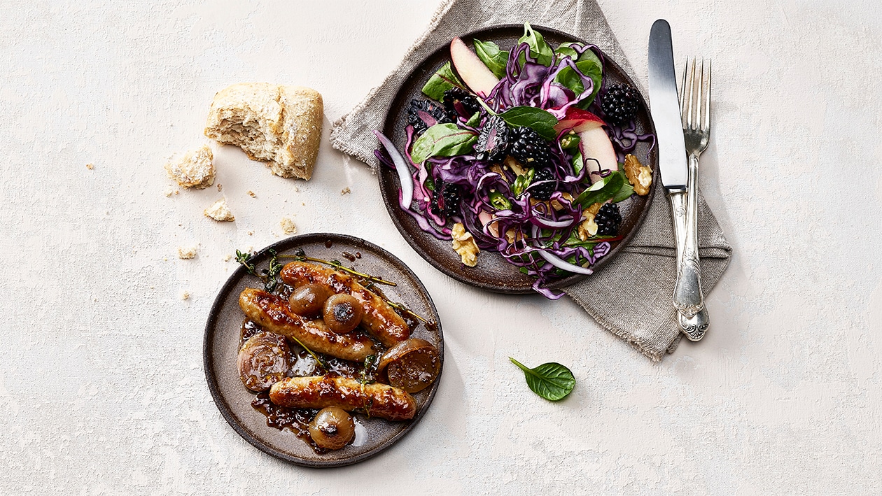 Saucisses de porc glacées au miel, salade de chou rouge et mûres Saucisses de porc glacées au miel, salade de chou rouge et mûres
