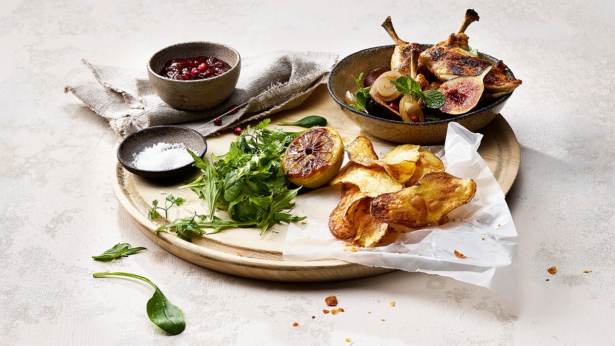 Mistkratzerli aus dem Ofen mit Ahornsirup, Kartoffelchips und Borettane Zwiebeln Mistkratzerli aus dem Ofen mit Ahornsirup, Kartoffelchips und Borettane Zwiebeln