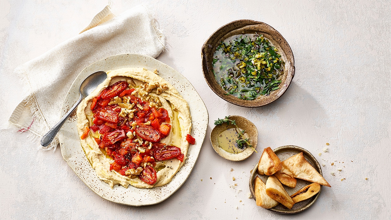 Muhammara auf Humus mit Pita-Chips und Cornichon-Relish Muhammara auf Humus mit Pita-Chips und Cornichon-Relish
