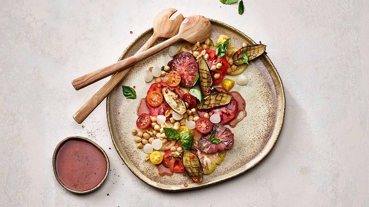 Ofenauberginen auf Tomaten-Kichererbsen-Salat Ofenauberginen auf Tomaten-Kichererbsen-Salat