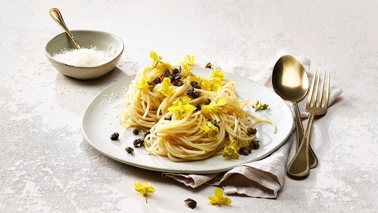 Spaghetti aux fleurs de colza et câpres frites