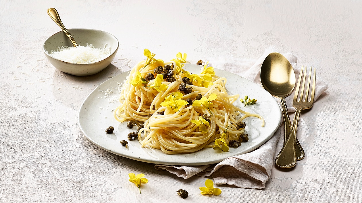 Spaghetti aux fleurs de colza et câpres frites Spaghetti aux fleurs de colza et câpres frites