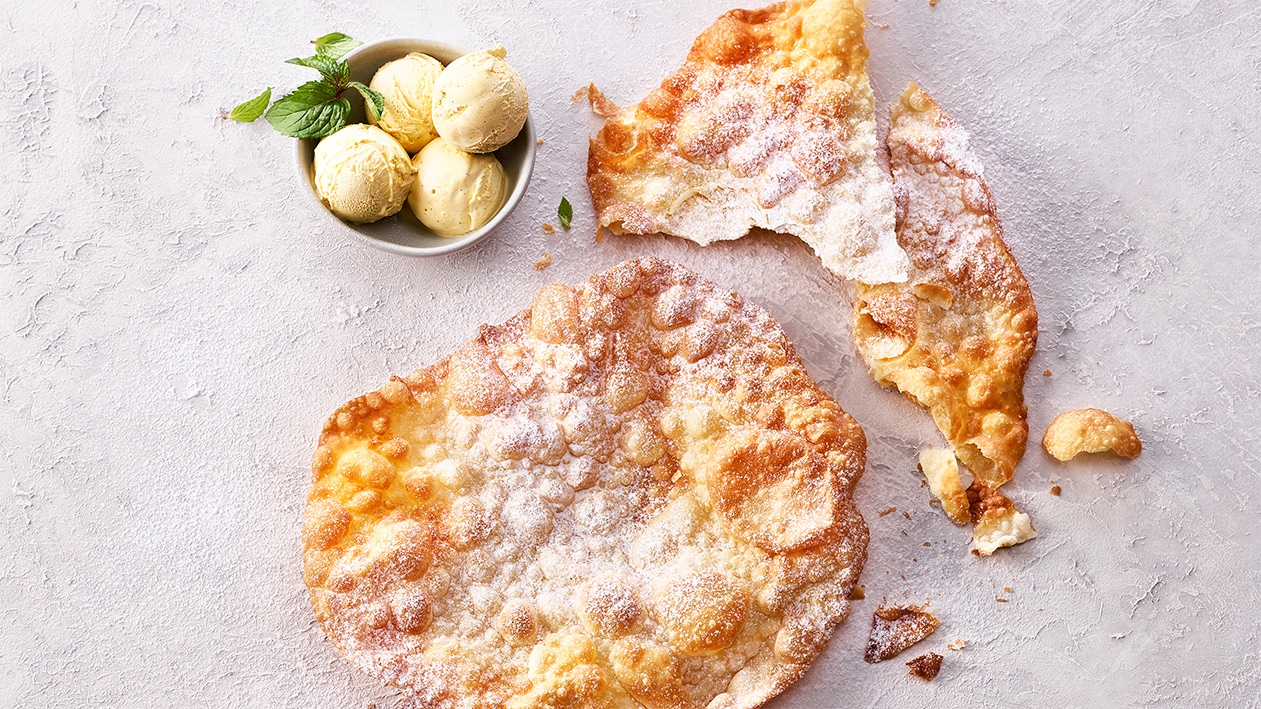 Fasnachtschüechli mit Vanilleglace Fasnachtschüechli mit Vanilleglace