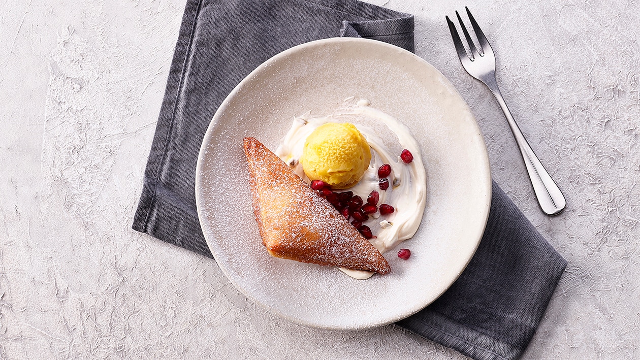 Gefüllter Krapfen mit Mangosorbet Gefüllter Krapfen mit Mangosorbet