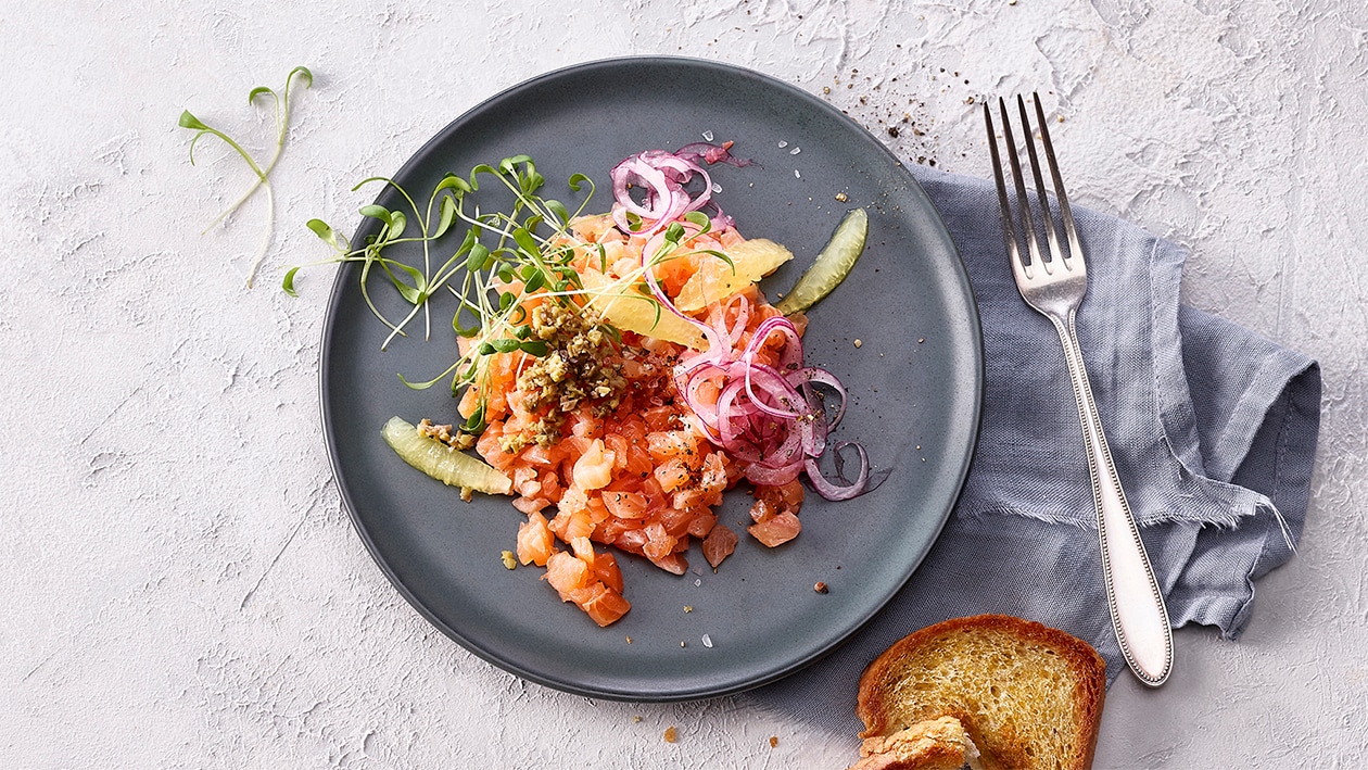 Tartare de saumon et oignons rouges marinés