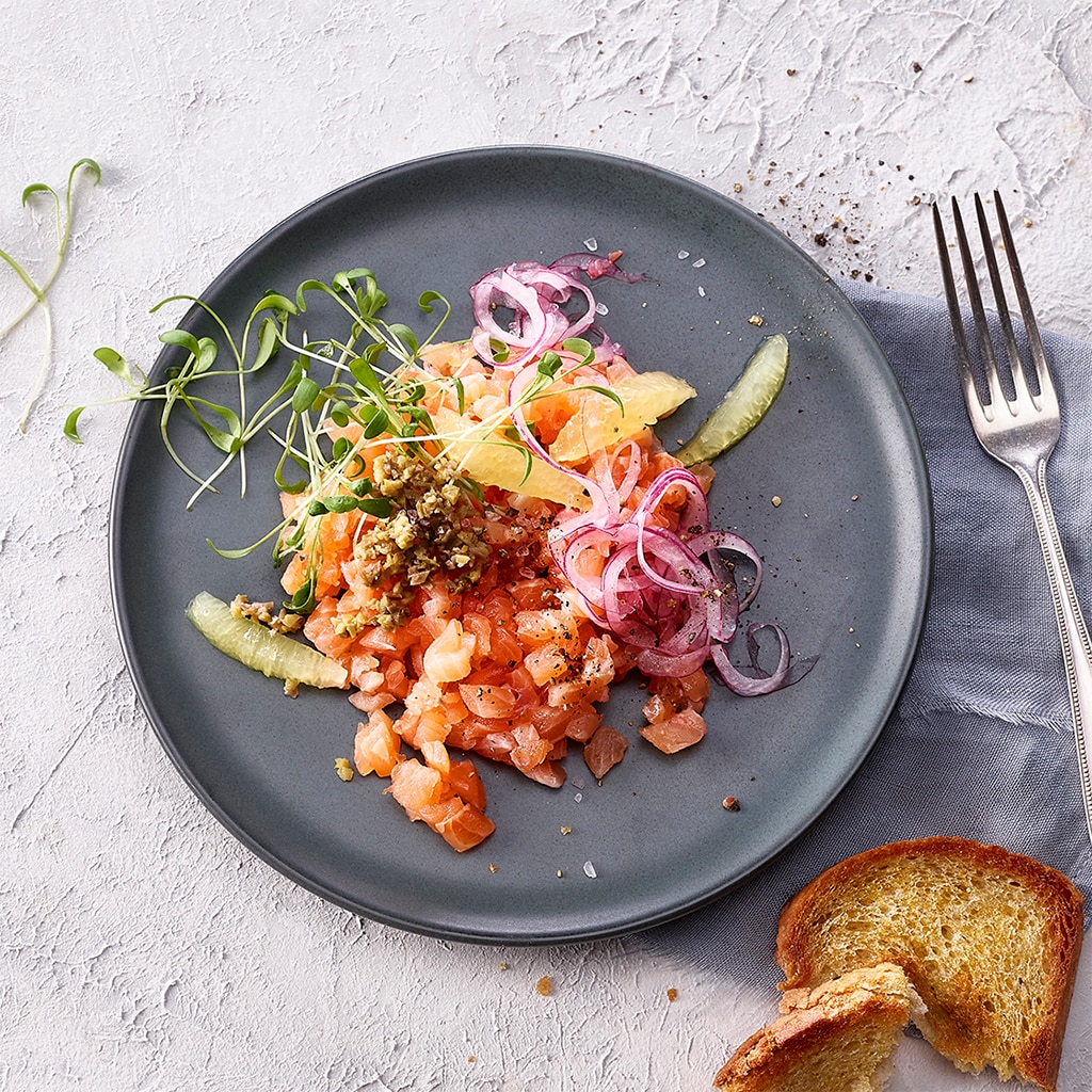 Lachstatar mit marinierten roten Zwiebeln