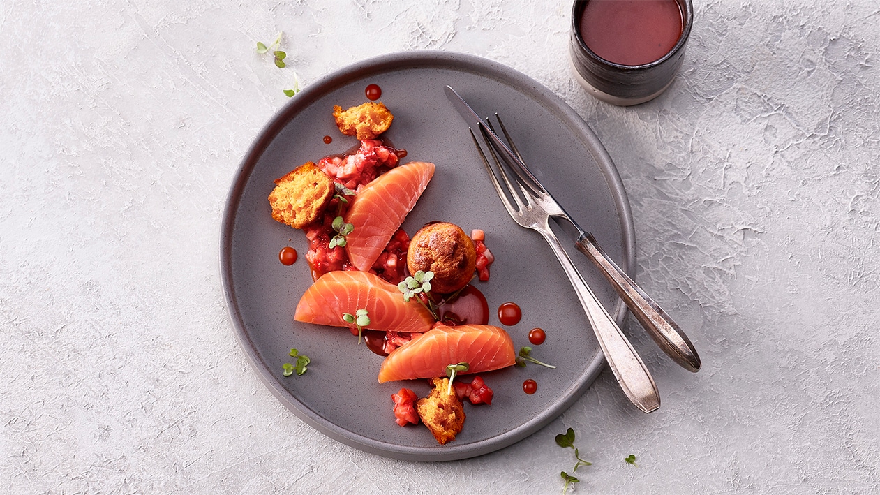 Saumon mariné et muffin aux tomates avec une sauce aux fraises