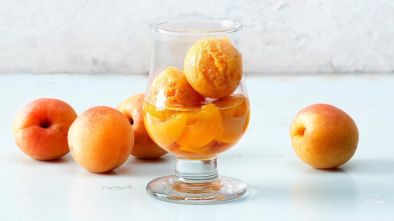 Aprikosensorbet mit eingelegten Walliser-Aprikosen