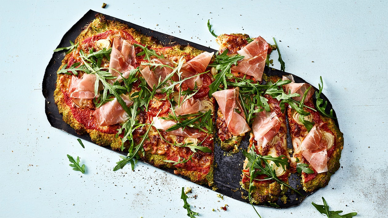 Pizza aus Broccoli-Teig, mit Walliser Rohschinken und Rucola