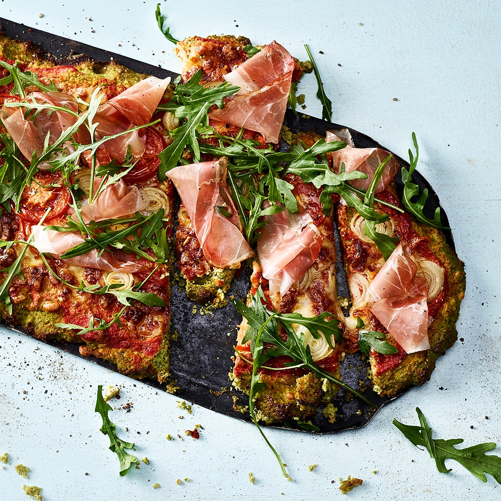 Pizza à la pâte de brocoli, au jambon cru du Valais et à la roquette