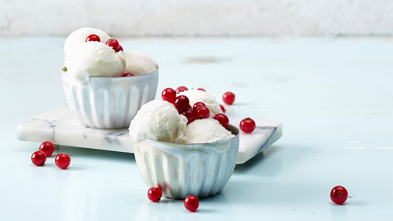 Glace au yoghourt et groseilles rouges